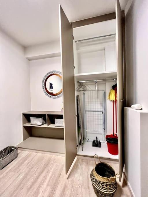 Lovely 1-Bedroom 2 Minutes From Beach Athens Exterior photo